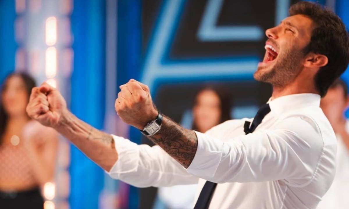 Stefano De Martino scherza con la sua ex